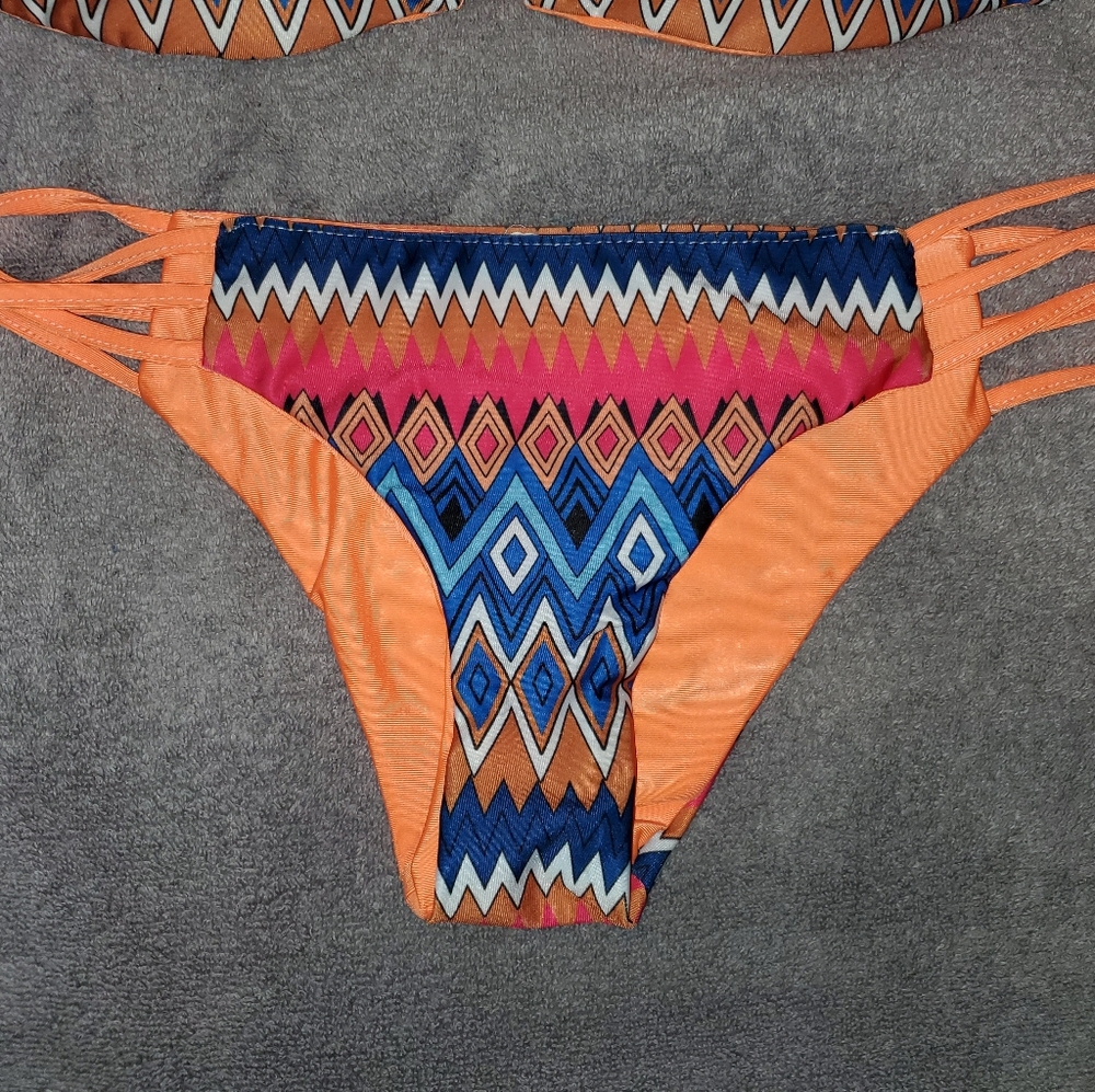 Bikini - Picture 3 of 3